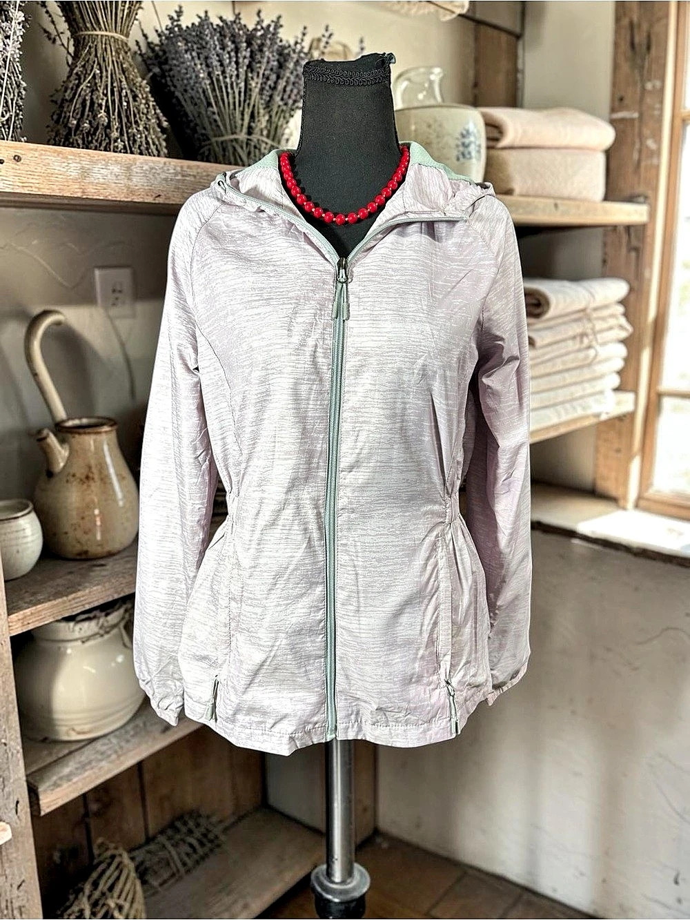New Balance Lightweight Hooded Jacket in Pink & Purple Size Small
